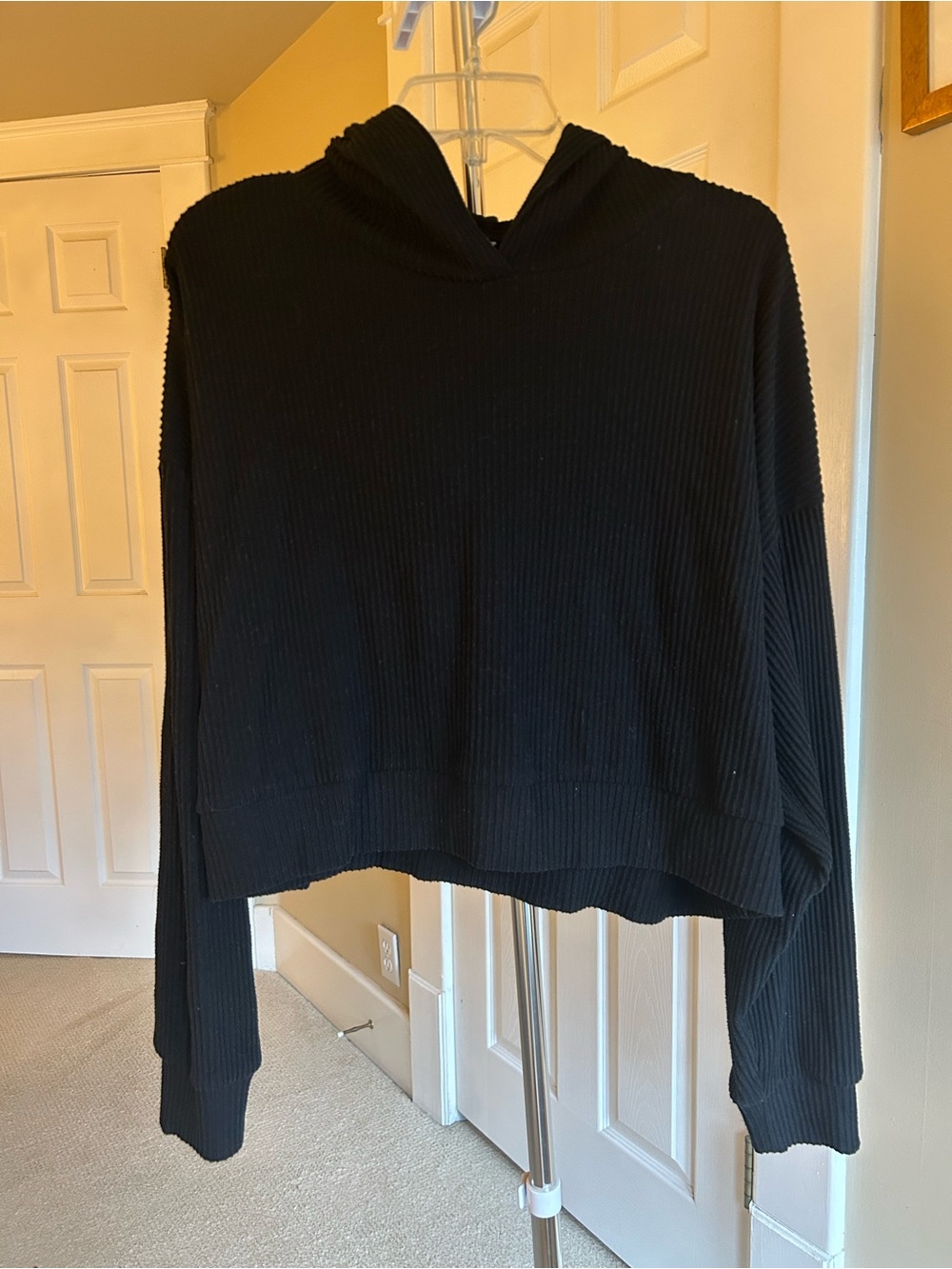 Women’s ALO Black Ribbed Cropped Hoodie. Size L. Great condition